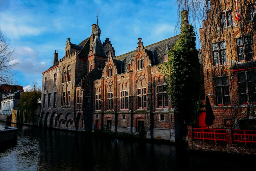 Imagem mostra canal em Bruges na Bélgica ao entardecer.