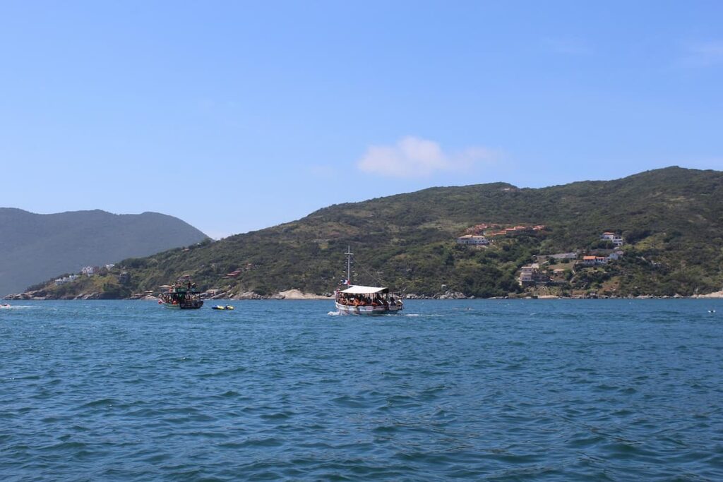 Imagem mostra passeio de escuna pelas praias de Búzios.