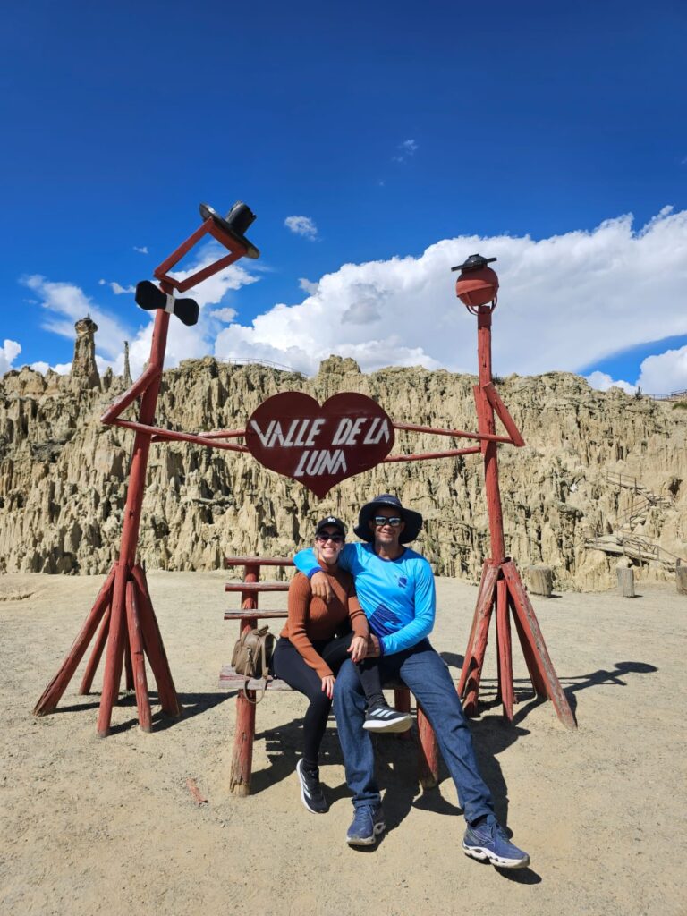 Imagem mostra casal de turistas no Valle de La Luna, um dos melhores passeios na Bolívia