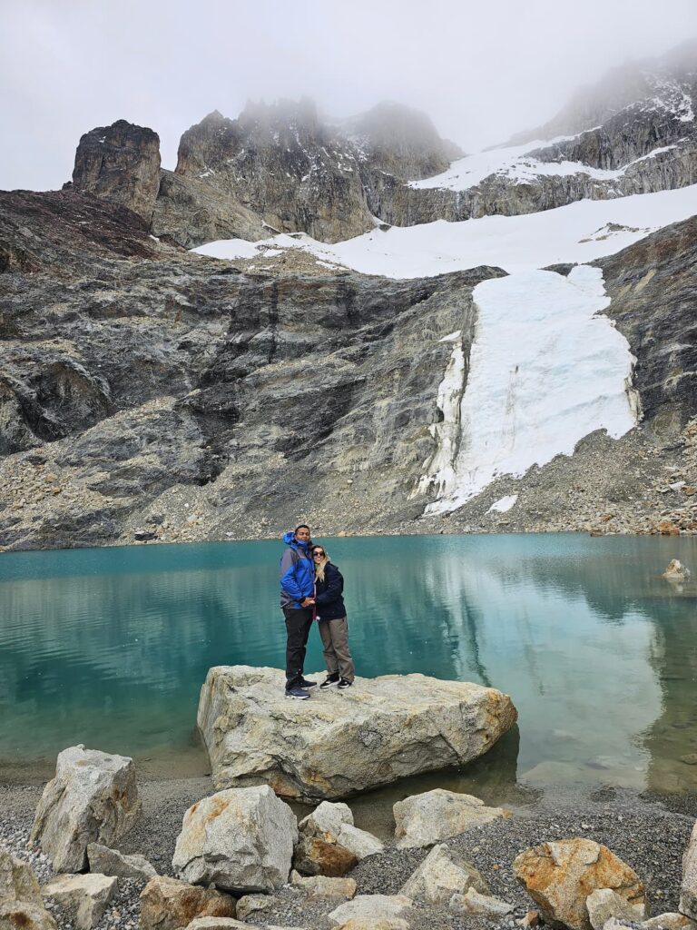 Imagem mostra casal na Montanha Charquine e Laguna Esmeralda, um dos melhores passeios na Bolívia.