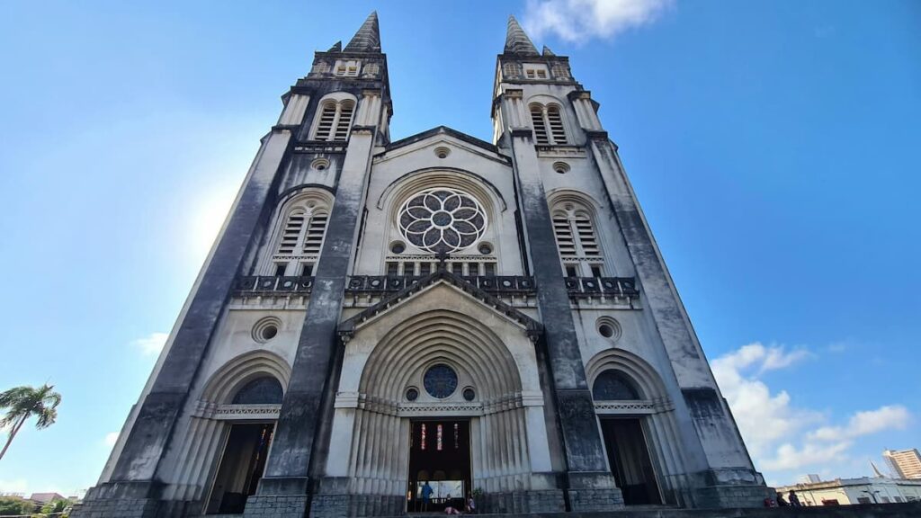 Imagem mostra Catedral Metropolitana de Fortaleza, um dos passeios turísticos em Fortaleza.