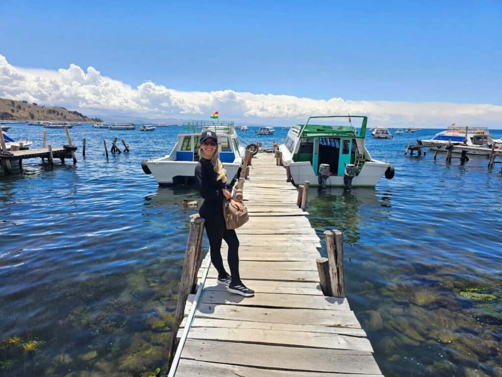 Imagem mostra turista no Lago Titicaca em Copacabana, Bolívia.