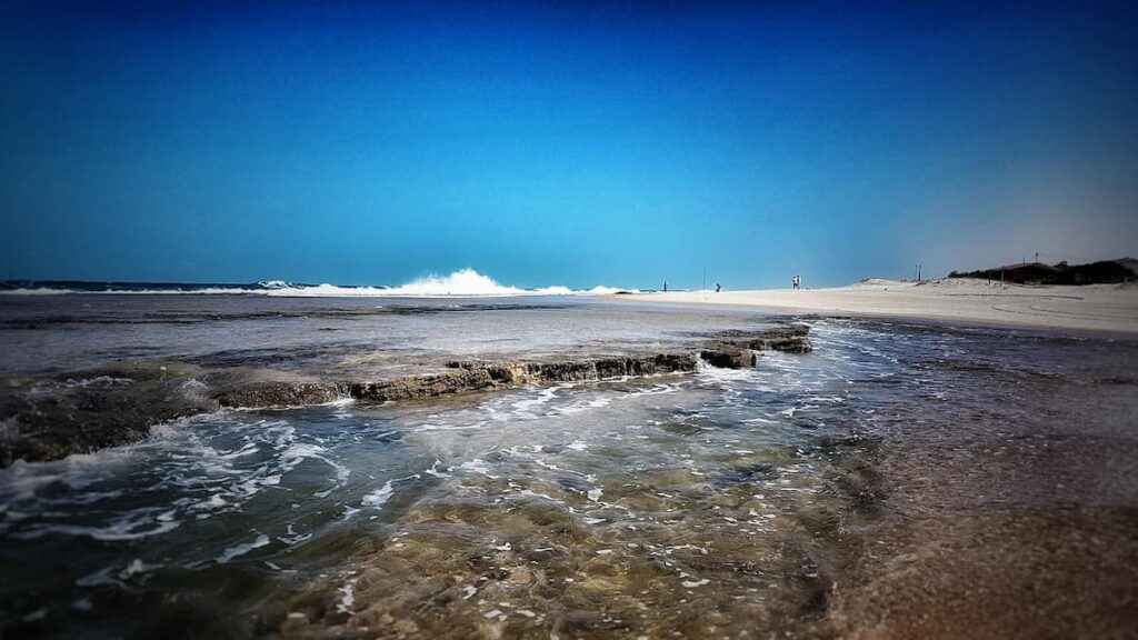 Imagem mostra dia lindo para ser apreciado fazendo os passeios de escuna em Fortaleza.