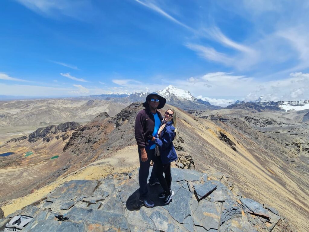 Imagem mostra casal de turistas no Topo do Chacaltaya, um dos melhores passeios na Bolívia.