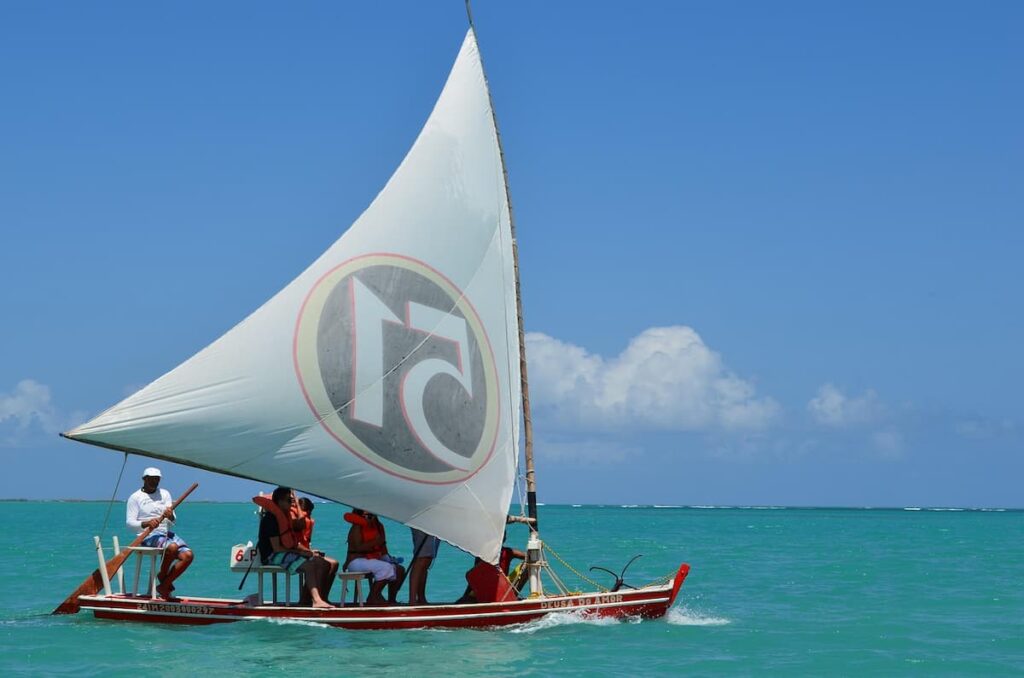 Imagem mostra grupo de turistas fazendo passeio em Canoa Quebrada.