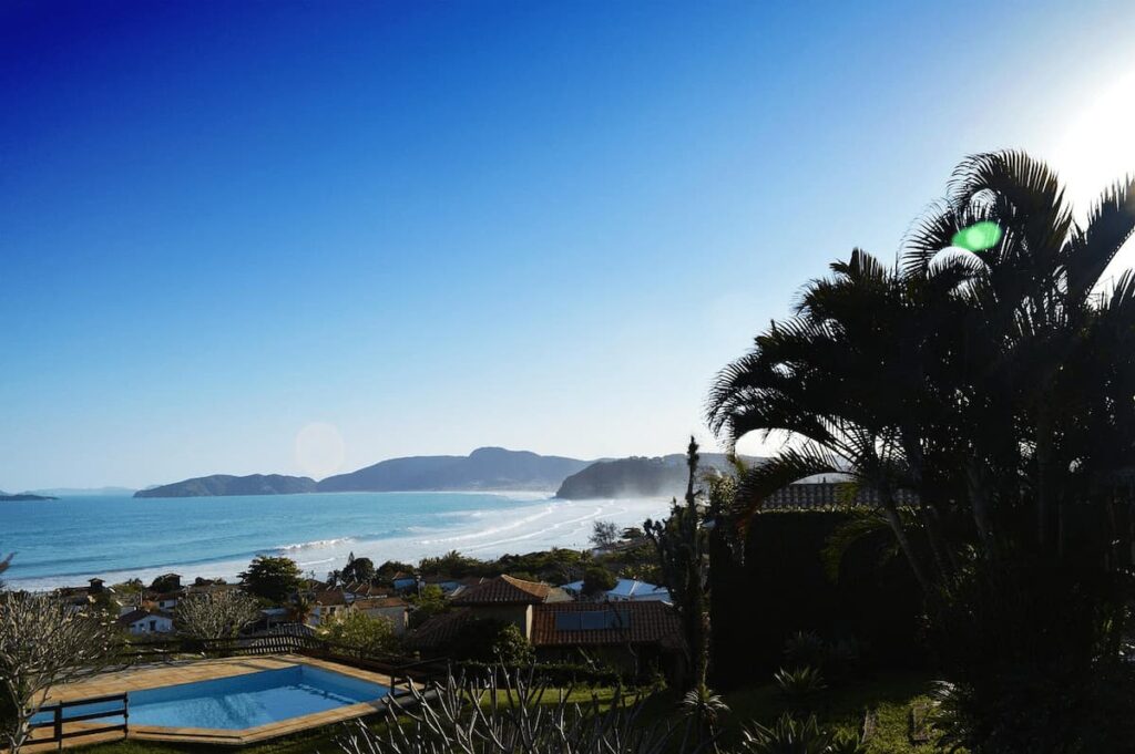 Imagem mostra dia lindo em Búzios, Rio de Janeiro.