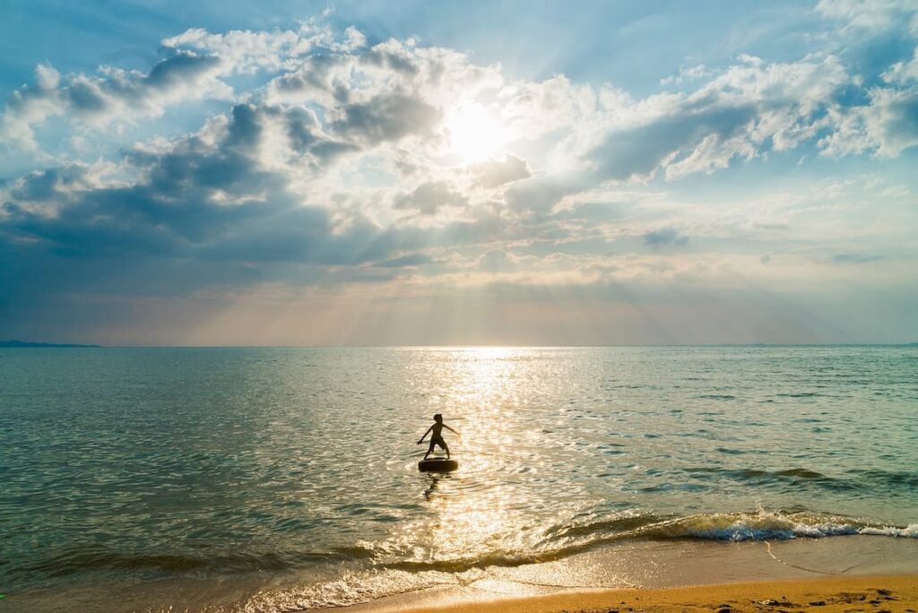 Imagem mostra pôr do sol em praia linda em Fortaleza.