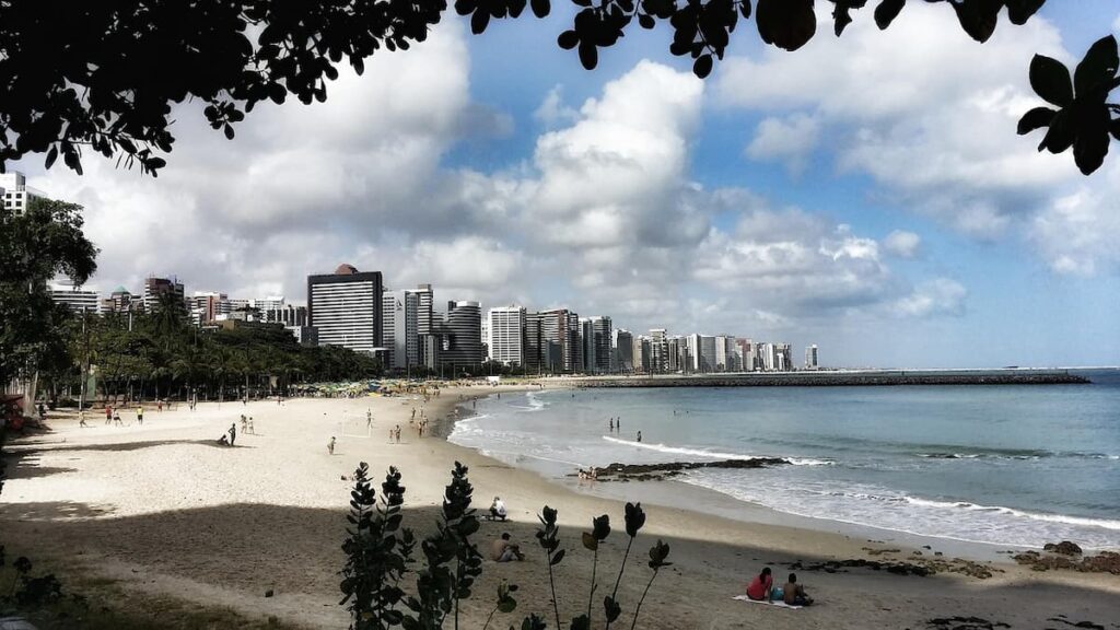 Imagem mostra dia lindo perfeito para fazer os passeios de escuna em Fortaleza.