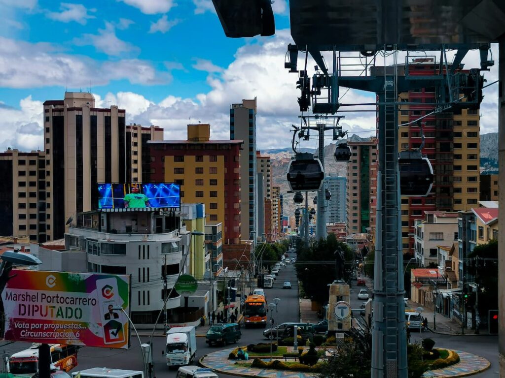 Imagem mostra teleférico em La Paz.
