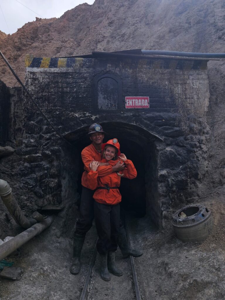 Imagem mostra turistas visitando uma das minas do Cerro rico em Potosí, Bolívia.