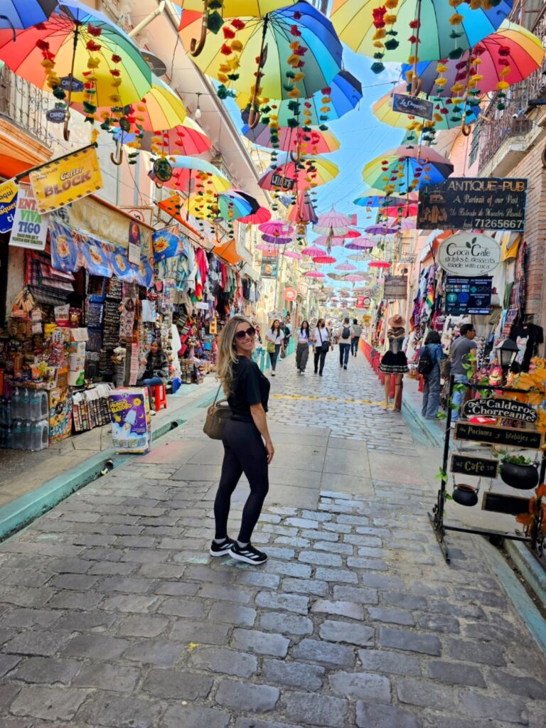 Imagem mostra turista passeando no mercado das Bruxas em La Paz, Bolívia.