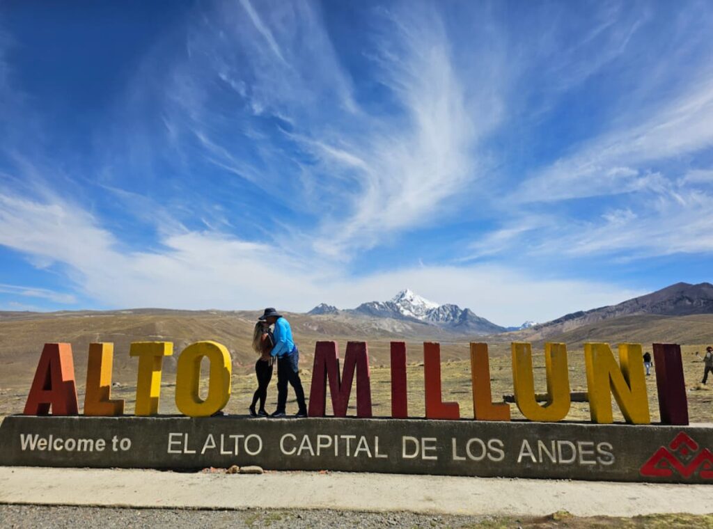 Imagem mostra casal no altiplano boliviano.