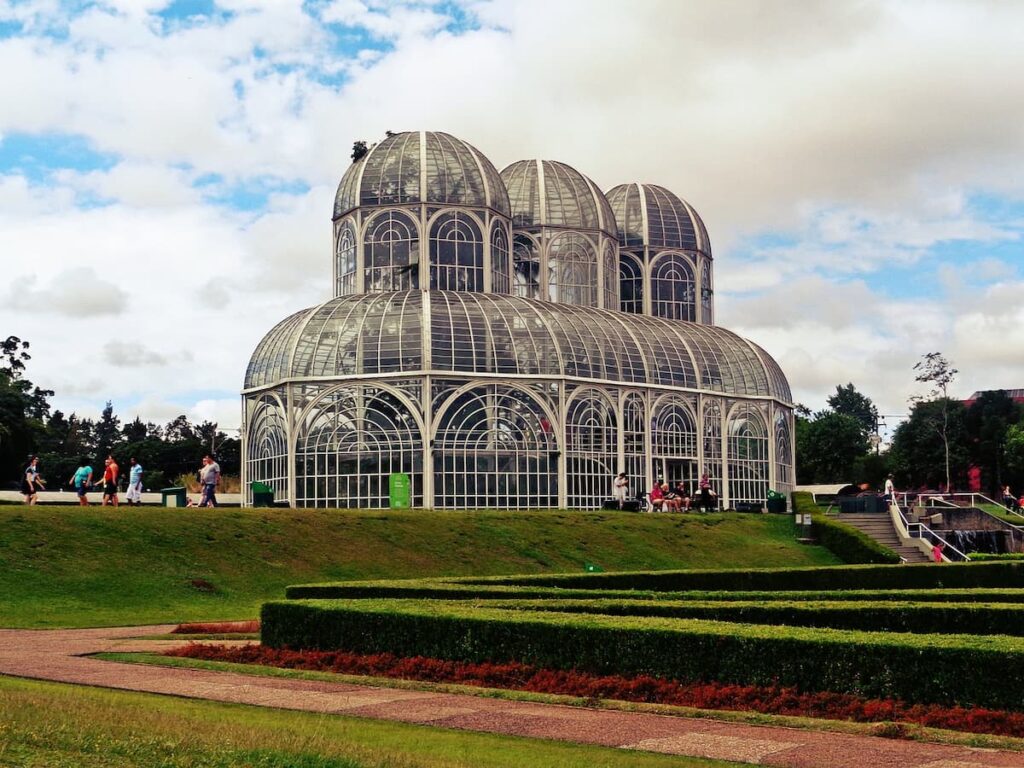 Imagem mostra o Jardim Botânico, um dos melhores passeios em Curitiba.