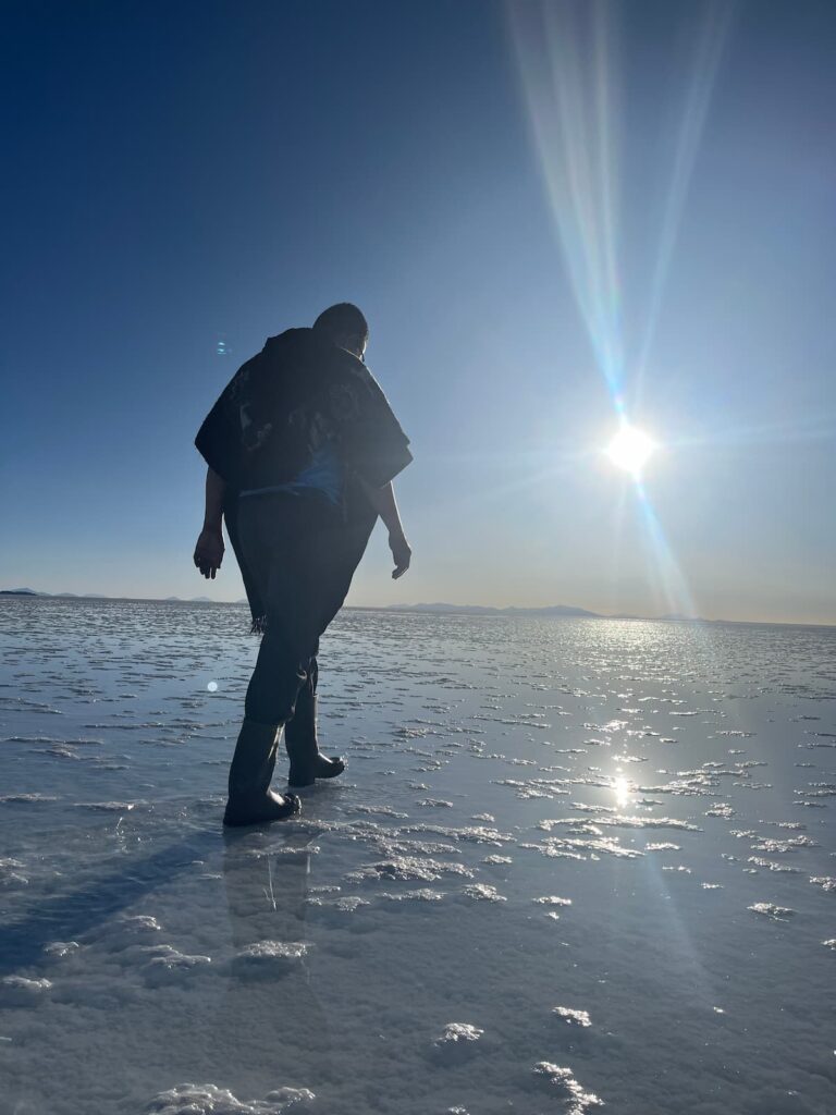 Imagem mostra fim de tarde no maior deserto de sal do mundo na Biolívia.
