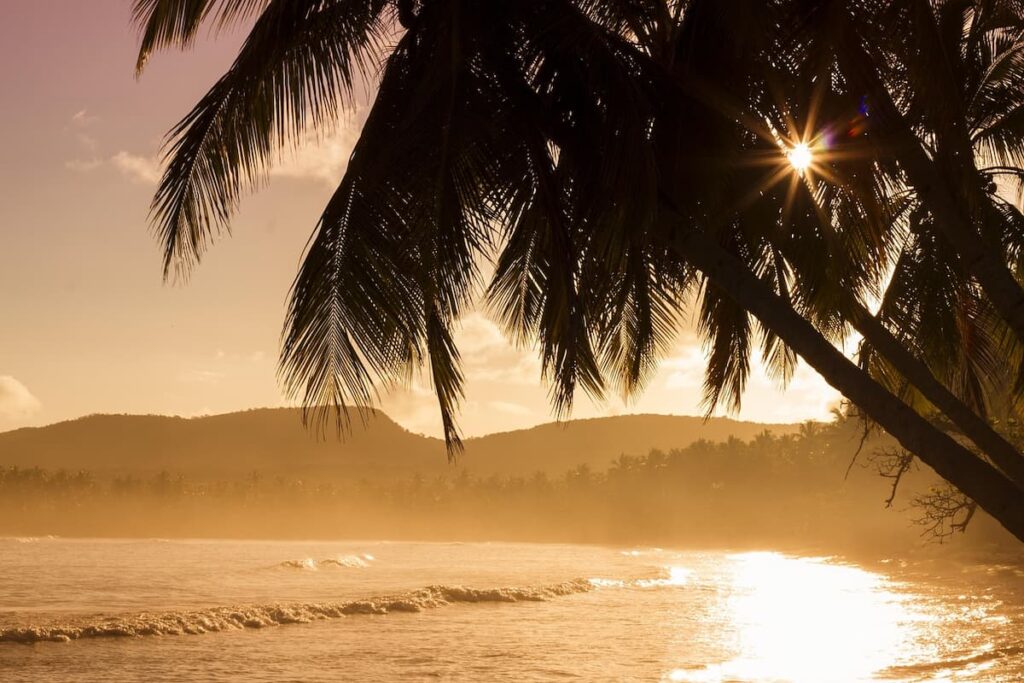 Imagem mostra pôr do sol na Ilha do Mel, um dos melhores passeios em Curitiba.