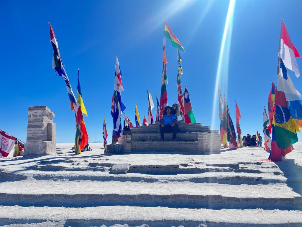 Imagem mostra turista na Praça das Bandeiras, no Salar de Uyuni, Bolívia.