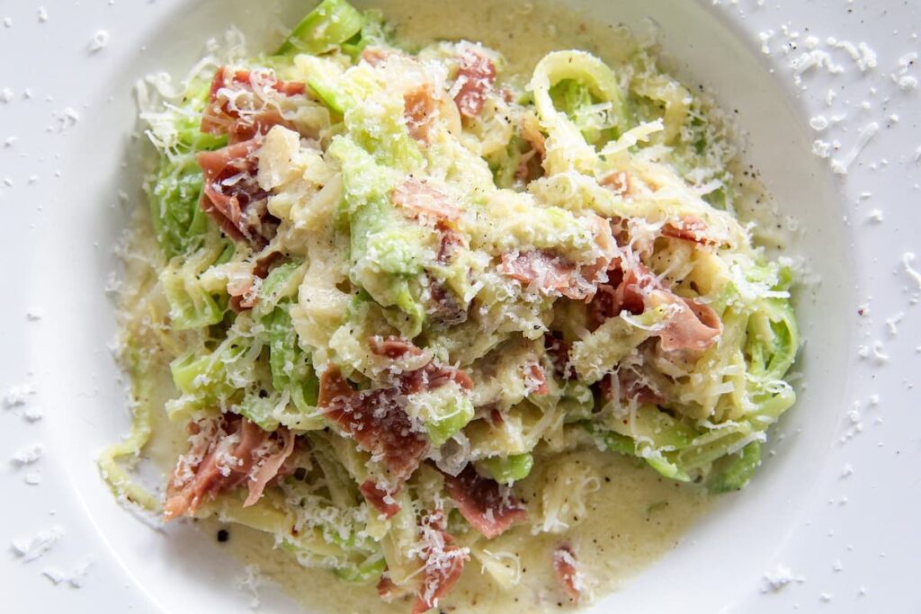 Imagem mostra prato saboroso apreciado no tour gastronômico.