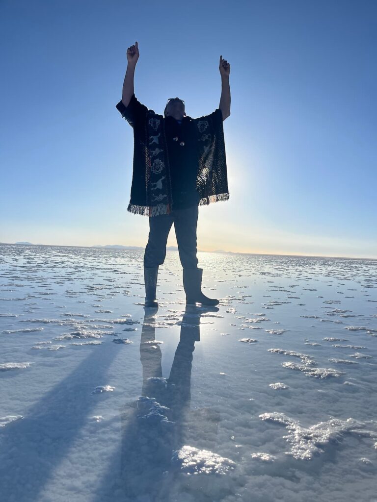 Imagem mostra turista agradecendo a Deus pelo previlégio de uma viagem inesquecível pela Bolívia.