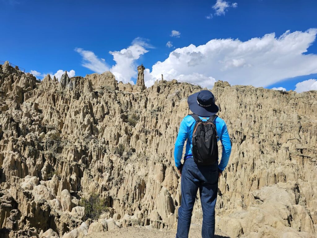 Imagem mostra turista observando formações de argila no Valle de la Luna em La Paz.