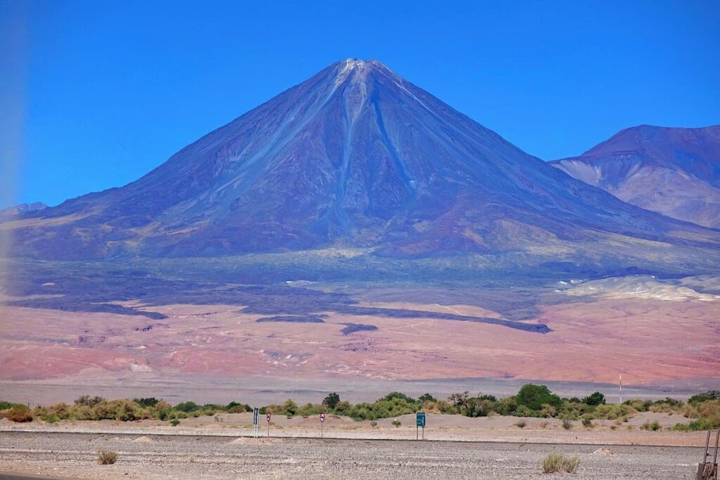 Imagem mostra Vulcão Licancabur, uma das montanhas mais marcantes da região do Salar de uyuni, Bolívia.