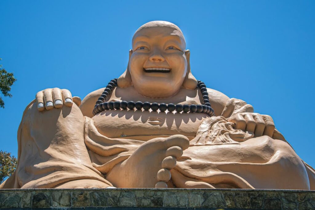 Imagem mostra estátua do Buda Maitreya, conhecido como o Buda do Futuro, no Templo Budista Chen Tien.