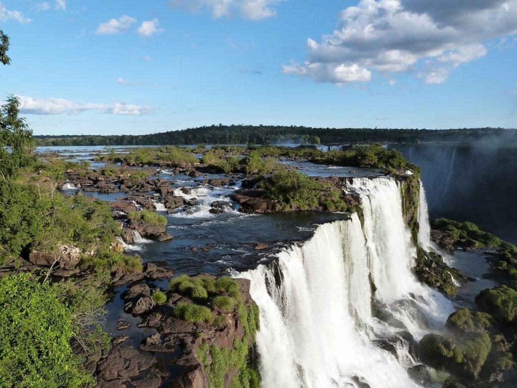 Imagem mostra as grandiosas Cataratas do Iguaçu.