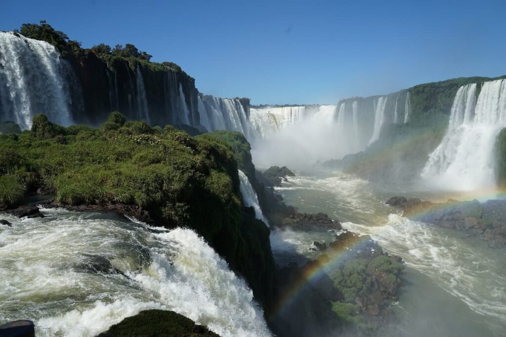 Imagem mostra as Cataratas do Iguaçu, Brasil/Argentina.