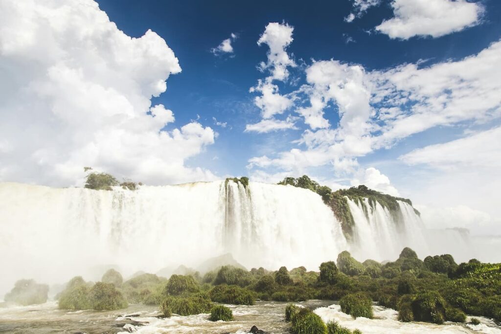 Imagem mostra vista espetacular observada durante o passeio de helicóptero sobre as Cataratas do Iguaçu.