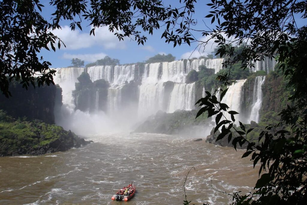Imagem mostra barco indo em direção as Cataratas do Iguaçu.