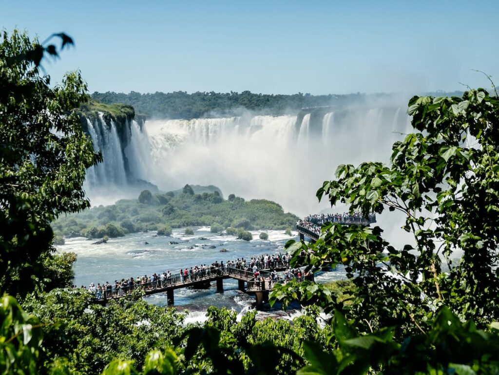 Imagem mostra visitantes nas pasarelas das Cataratas do Iguaçu lado brasileiro.