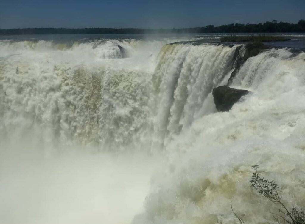 Imagem mostra Garganta do Diabo, a queda mais impressionante das Cataratas do Iguaçu lado argentino.