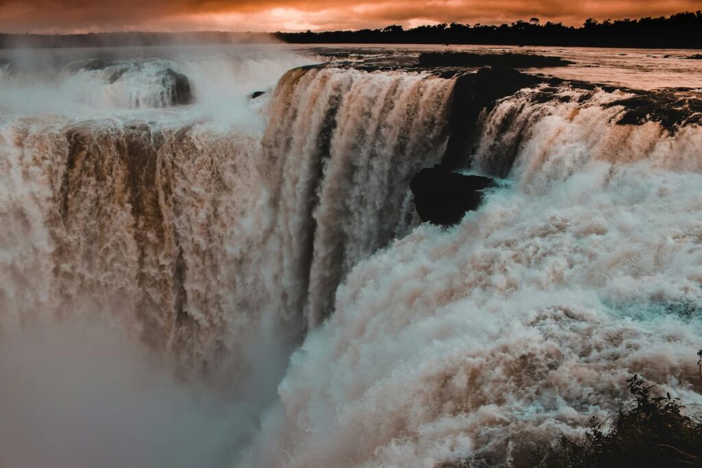 Imagem mostra a Grandiosa Graganta do Diabo uma das principais quedas das Catartas do Iguaçu lado argentino.