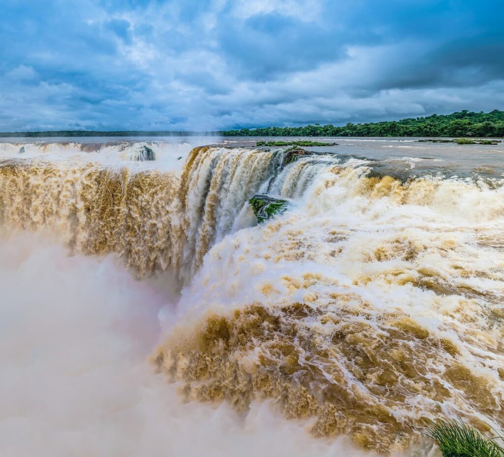 Imagem mostra Garganta del Diabo, Cataratas do Iguaçu lado argentino, um dos melhores passeios para fazer em Foz do Iguaçu.