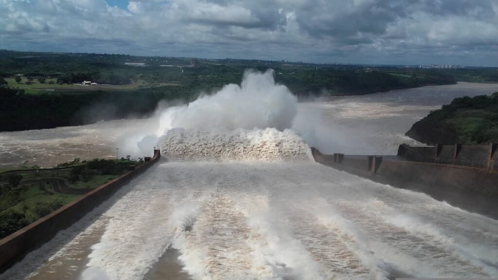Imagem mostra usina Itaipu em Foz do Iguaçu.