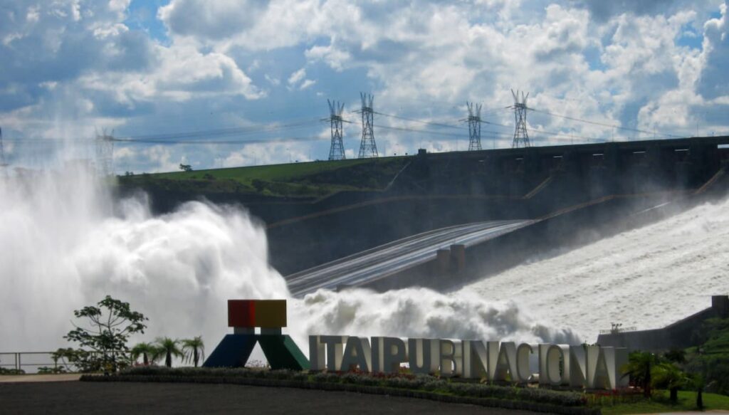 Imagem mostra força das águas na Itaipu Binacional.