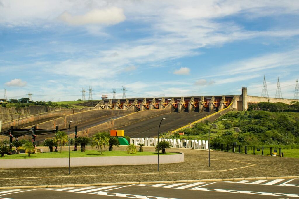 Imagem mostra represa de Itaipu em Foz do Iguaçu.