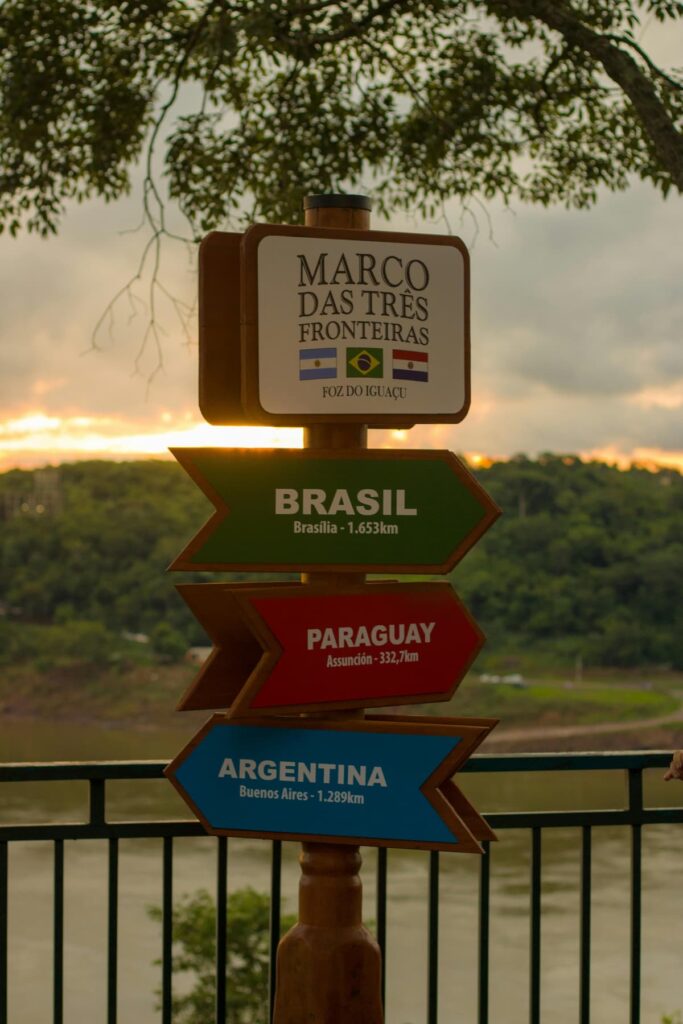 Imagem mostra o Marco das Tres Fronteiras em Foz do Iguaçu.