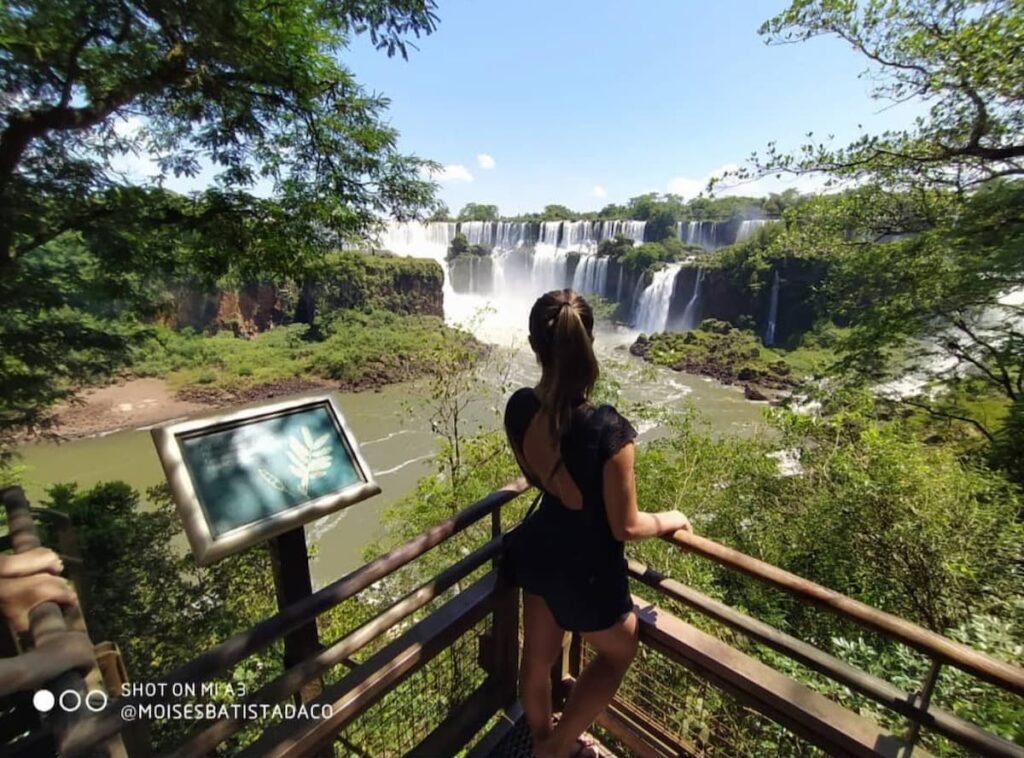 Imagem mostra turista em passarela no Parque Nacional Puerto Iguazu.