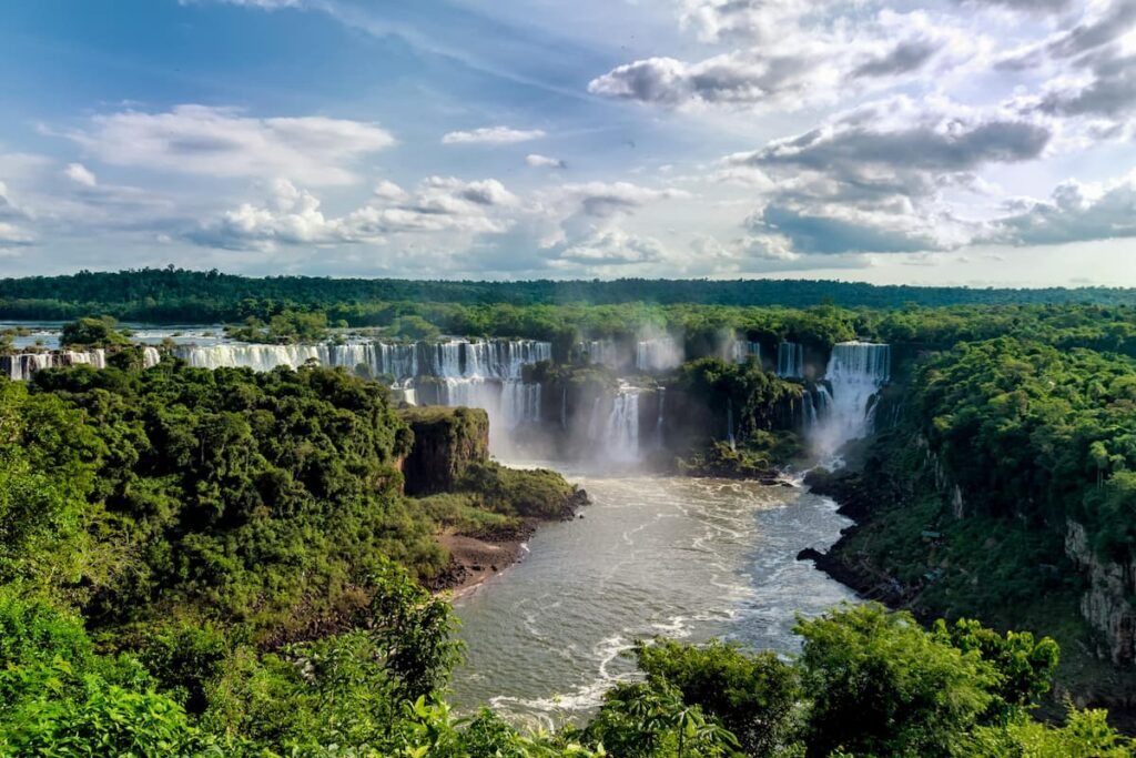 Imagem mostra as Catratas do Iguaçu vistas de cima.