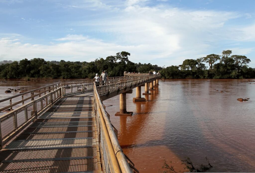 Imagem mostra passarela que leva à Garaganta do Diabo, uma das maiores quedas das Cataratas do Iguaçu lado argentino.