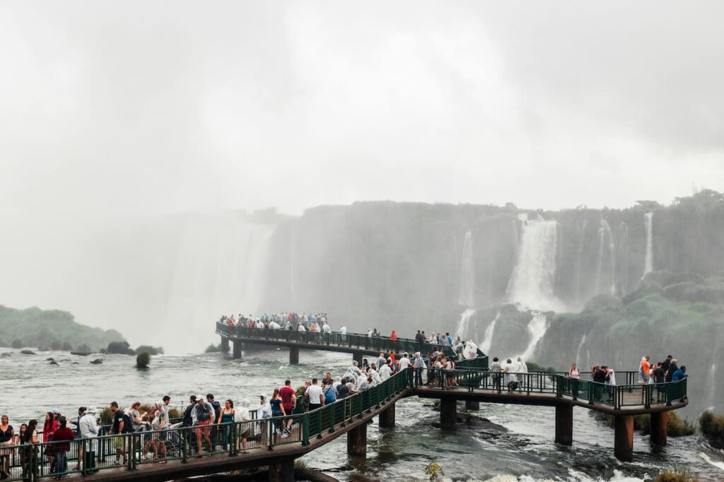 Imagem mostra passarela que leva turistas até bem próximo da queda da Garganta do Diabo .