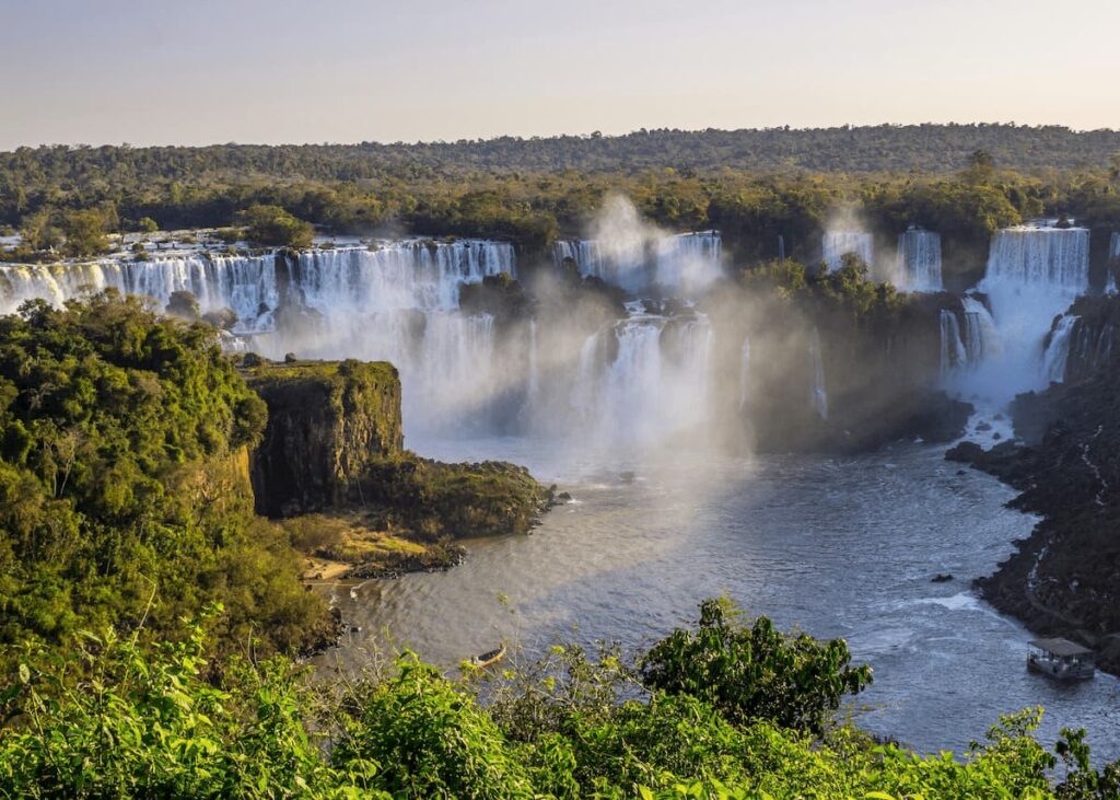 Imagem mostra as Cataratas do Iguaçu.