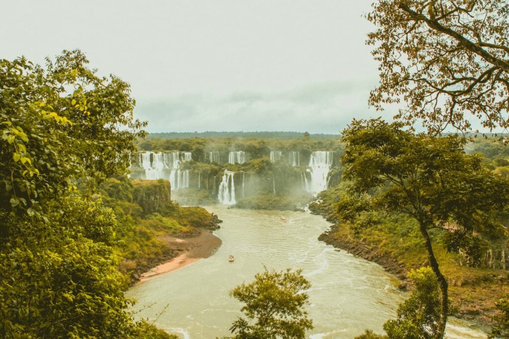 Imagem mostra barco indo em direção as Cataratas do Iguaçu.