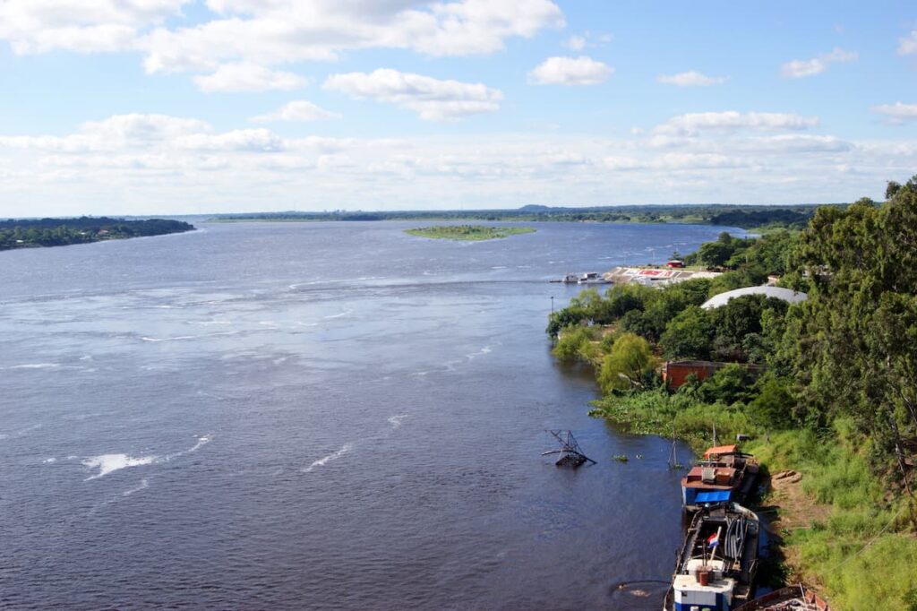 Imagem mostra vista previlegiada do Marco das Três Fronteiras em Foz do Iguaçu.