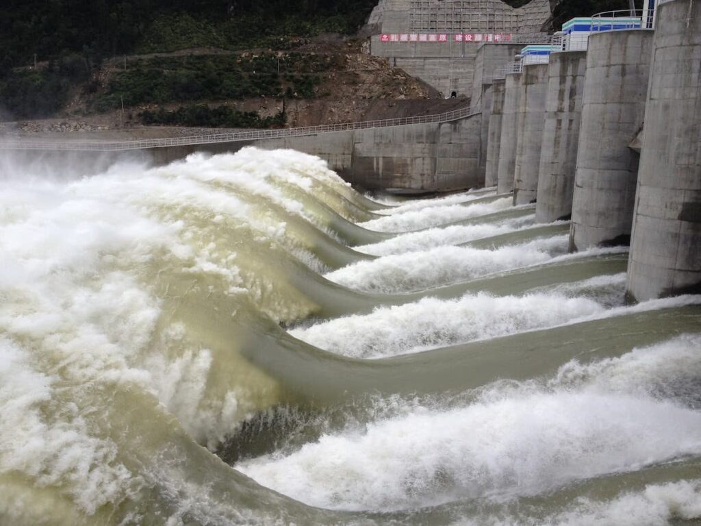 Imagem mostra vertedores abertos na Itaipu Binacional.