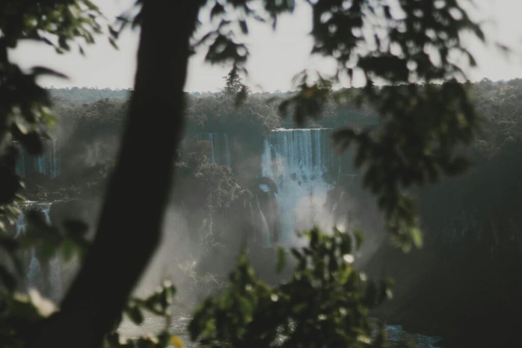 Imagem mostra queda d'água vista da trilha das cataratas ao visitar as Cataratas do Iguaçu lado brasileiro.