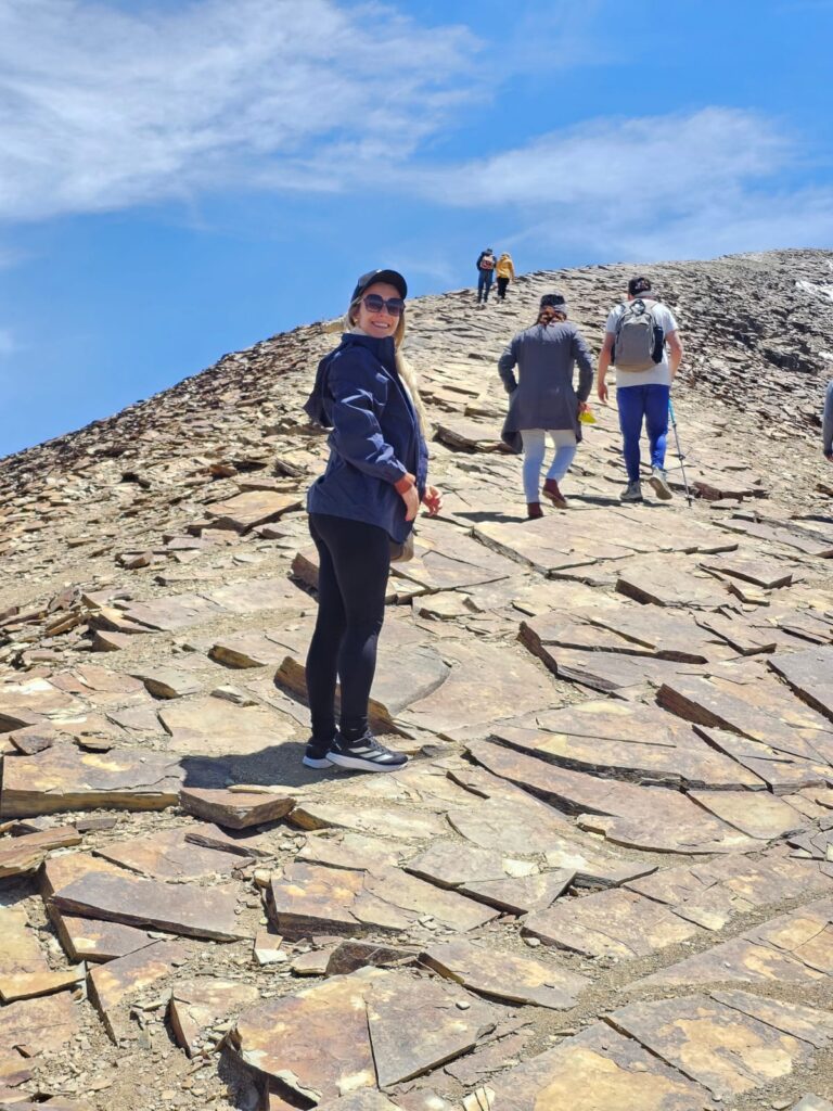 Imagem mostra grupo de turistas subindo uma das maiores montanhas da Bolívia.